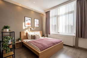 Sunny central three bedroom apartment